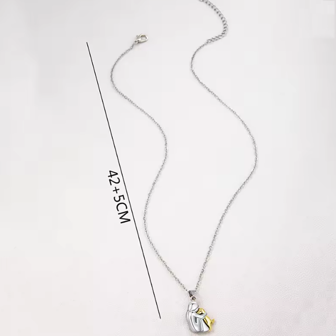 Colar Menina Abraçando o Cão – Aço Inoxidável Dourado e Prateado 2