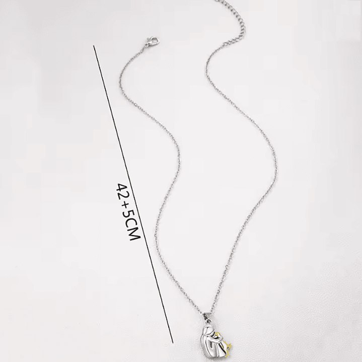 Colar Menina Abraçando o Cão – Aço Inoxidável Dourado e Prateado 2