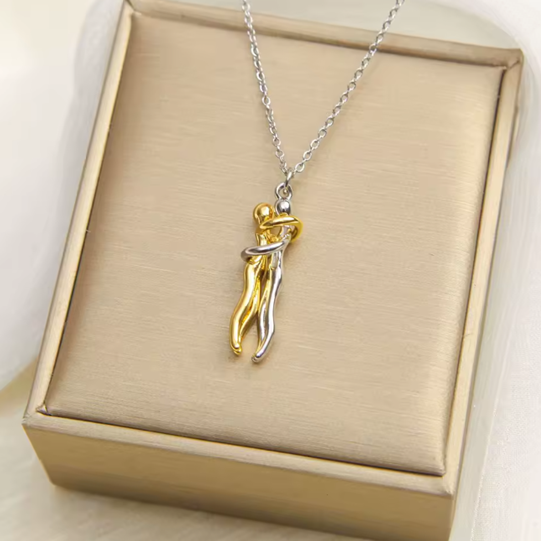 Colar Casal Abraçado – Aço Inoxidável Dourado e Prateado 3