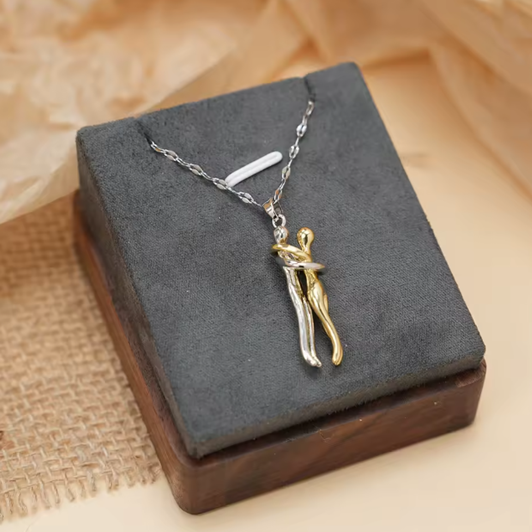 Colar Casal Abraçado – Aço Inoxidável Dourado e Prateado 4