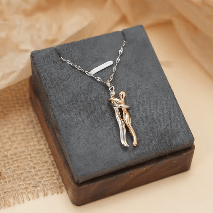 Colar Casal Abraçado – Aço Inoxidável Dourado e Prateado 4