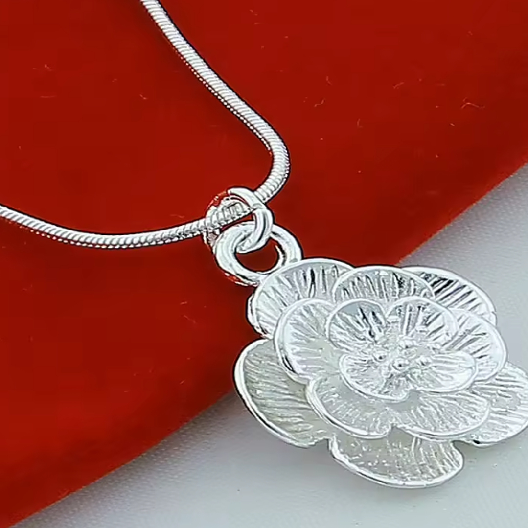 Colar Banhado a Prata com Pingente Floral 1