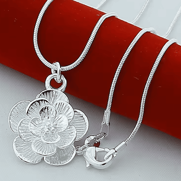 Colar Banhado a Prata com Pingente Floral 2