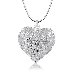 Colar Coração Vazado Floral – Banhado a Prata