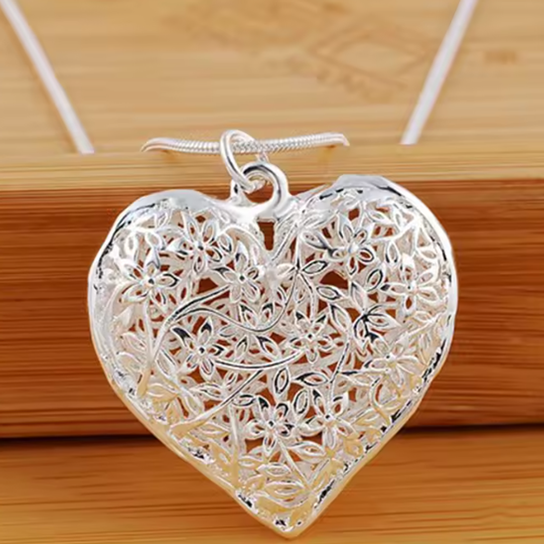 Colar Coração Vazado Floral – Banhado a Prata 2