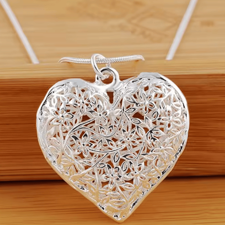Colar Coração Vazado Floral – Banhado a Prata 2