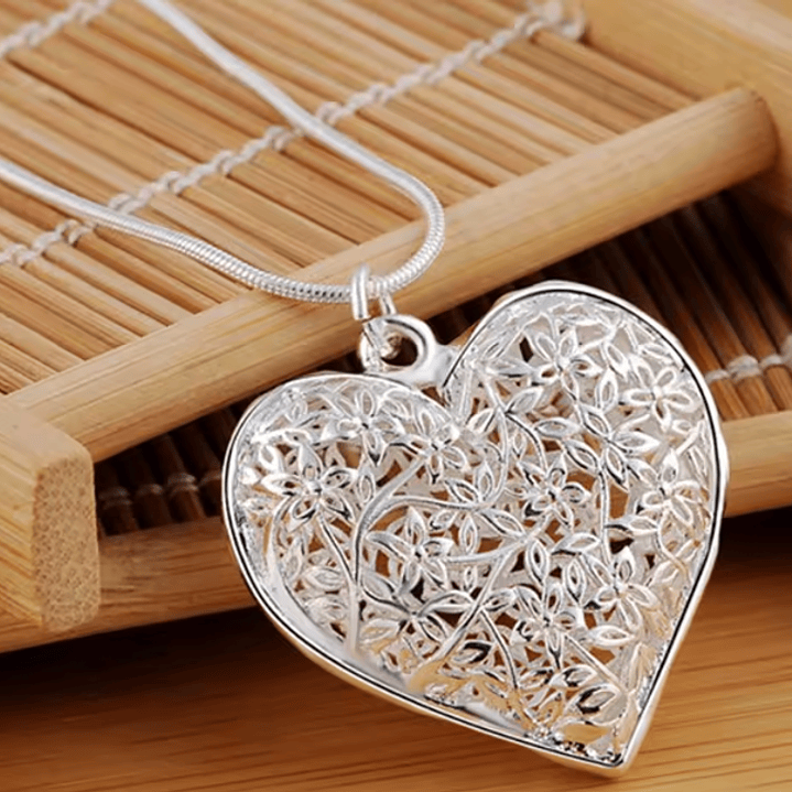 Colar Coração Vazado Floral – Banhado a Prata 3