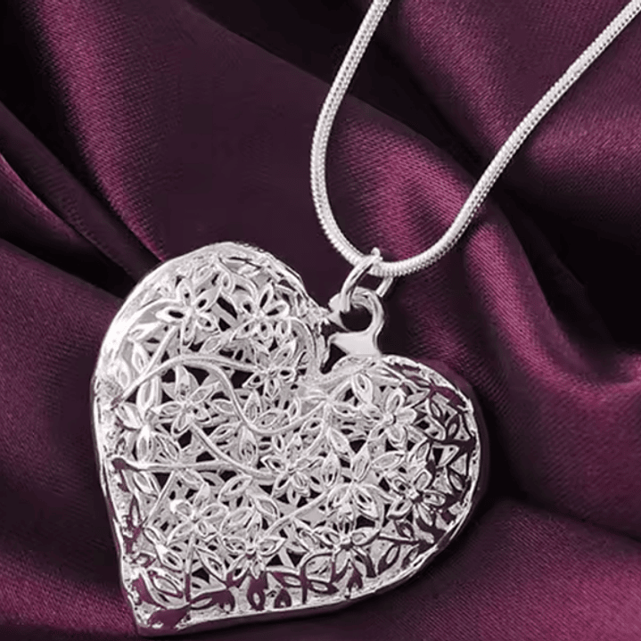 Colar Coração Vazado Floral – Banhado a Prata 4