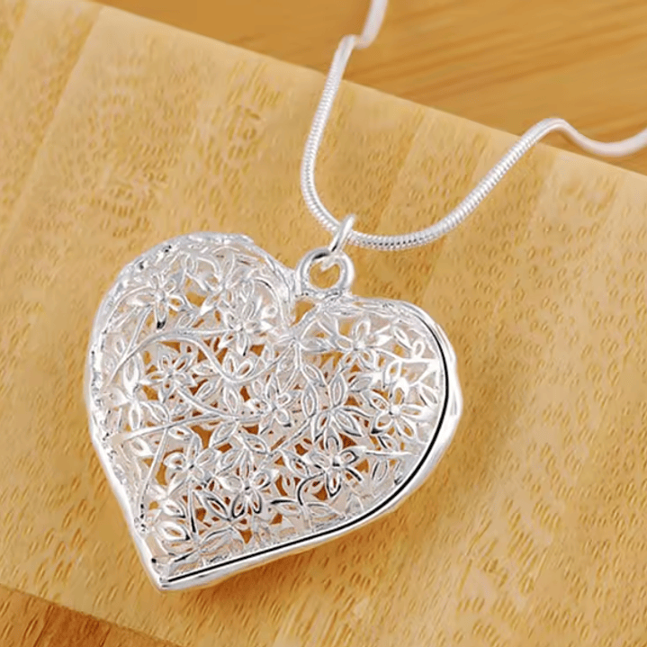 Colar Coração Vazado Floral – Banhado a Prata 5