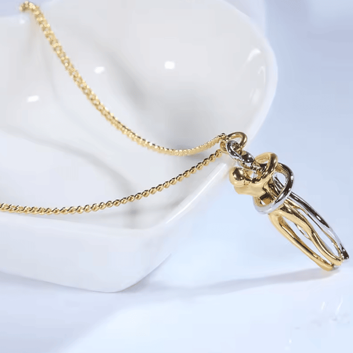 Colar Casal Abraçado – Aço Inoxidável Dourado e Prateado 2