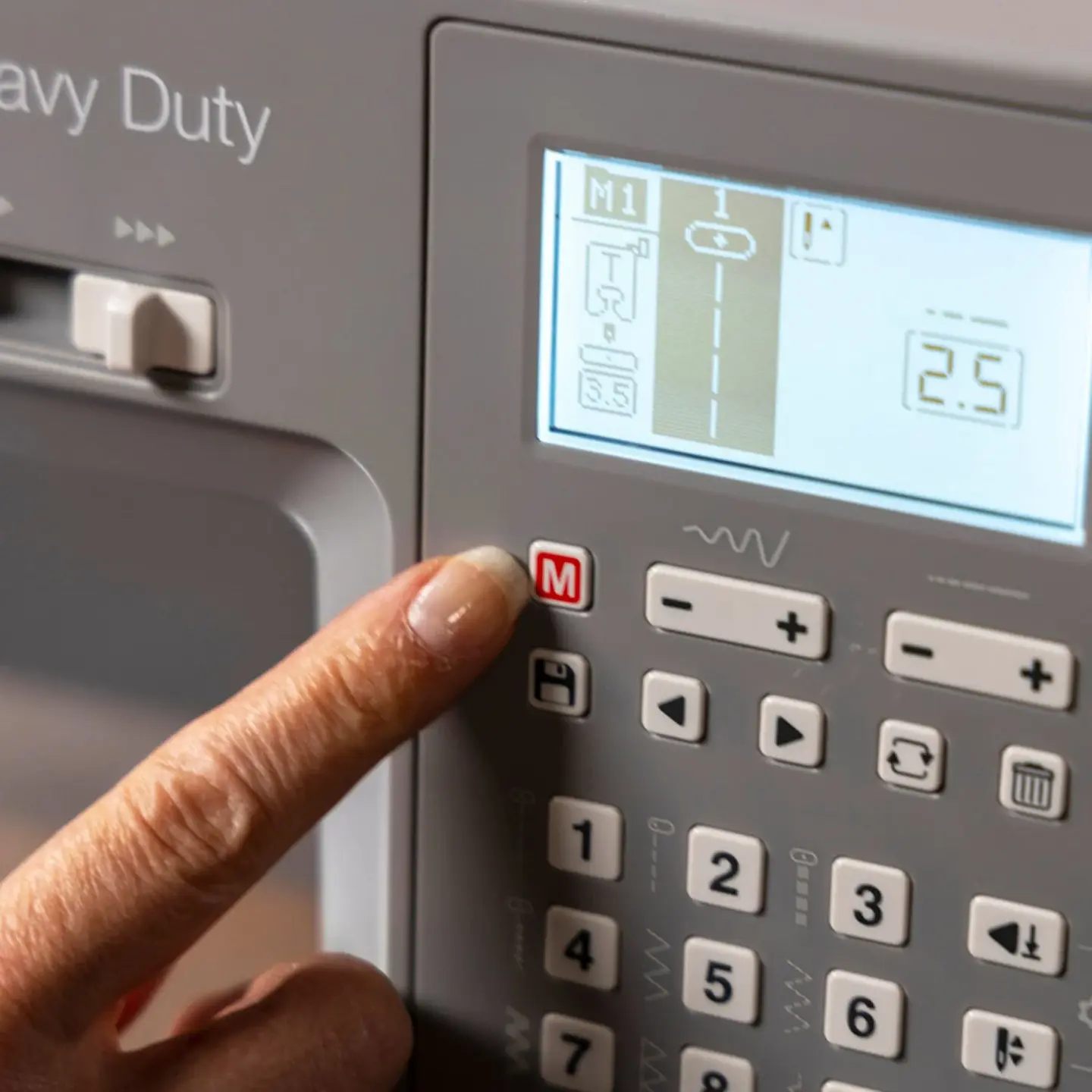 MÁQUINA DE COSER SINGER HEAVY DUTY HD6805C COMPUTARIZADA 4