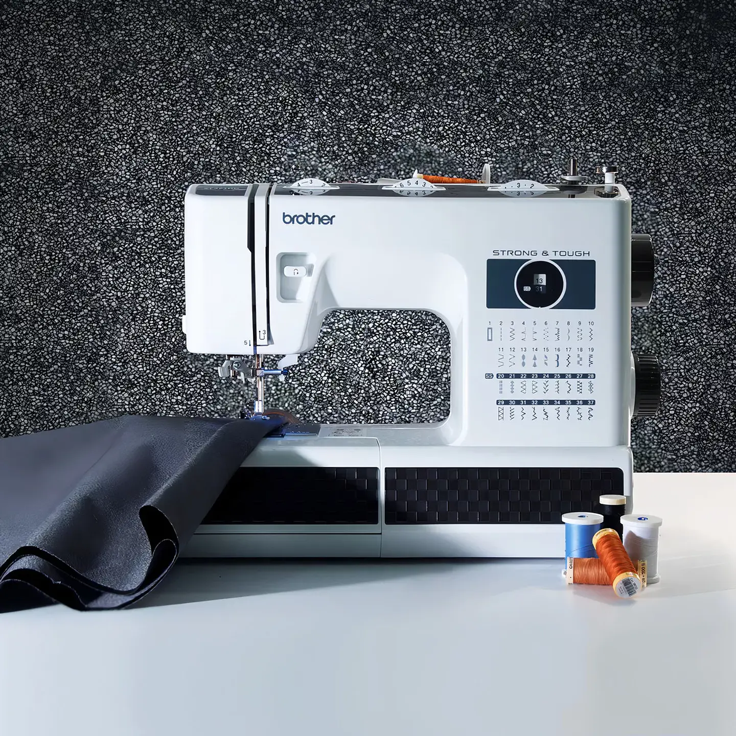 MÁQUINA DE COSER RECTA BROTHER STRONG AND TOUGH ST371HD PORTABLE BLANCA Y NEGRO 110V 4