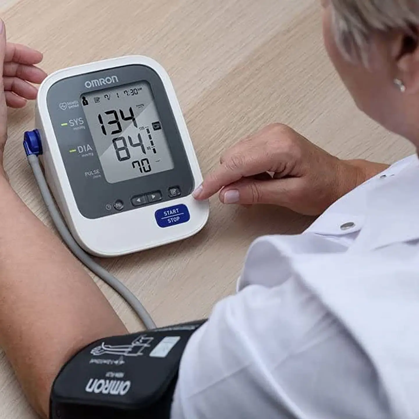 TOMA PRESIÓN TENSIÓMETRO DIGITAL BRAZO 60 MEMORIAS OMRON 7130 4