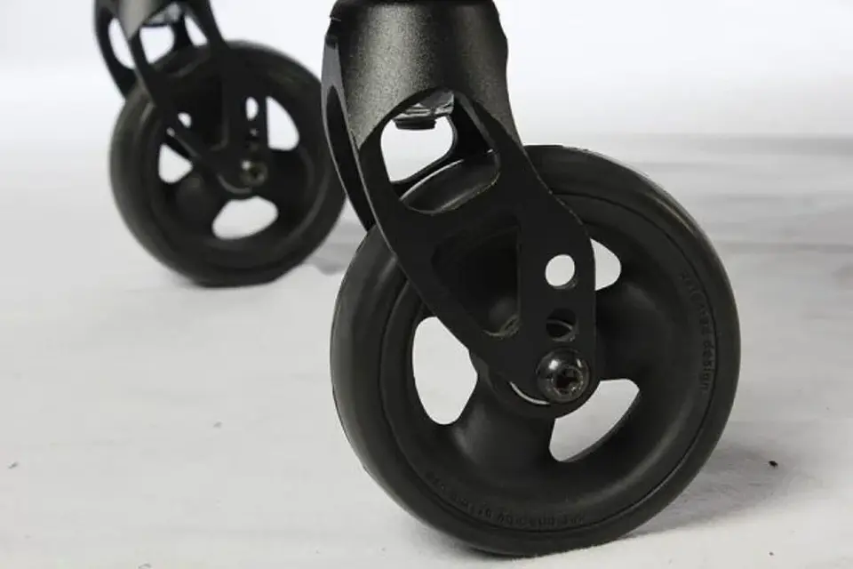 SILLA DE RUEDAS BIPEDESTADORA GET UP CON RESPALDO BAJO 2