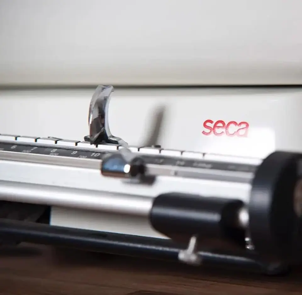 BALANZA PEDIÁTRICA MECÁNICA CON PESAS DESLIZANTES SECA 725 3