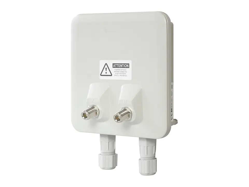 Astra Wireless Q5-E - Radio enlace PTP Quanta 5, 5 GHz, 650 Mbps, Conector tipo 2xN para antena externa, 1xGE. Incluye Inyector PoE (24W) y kit de montaje 4