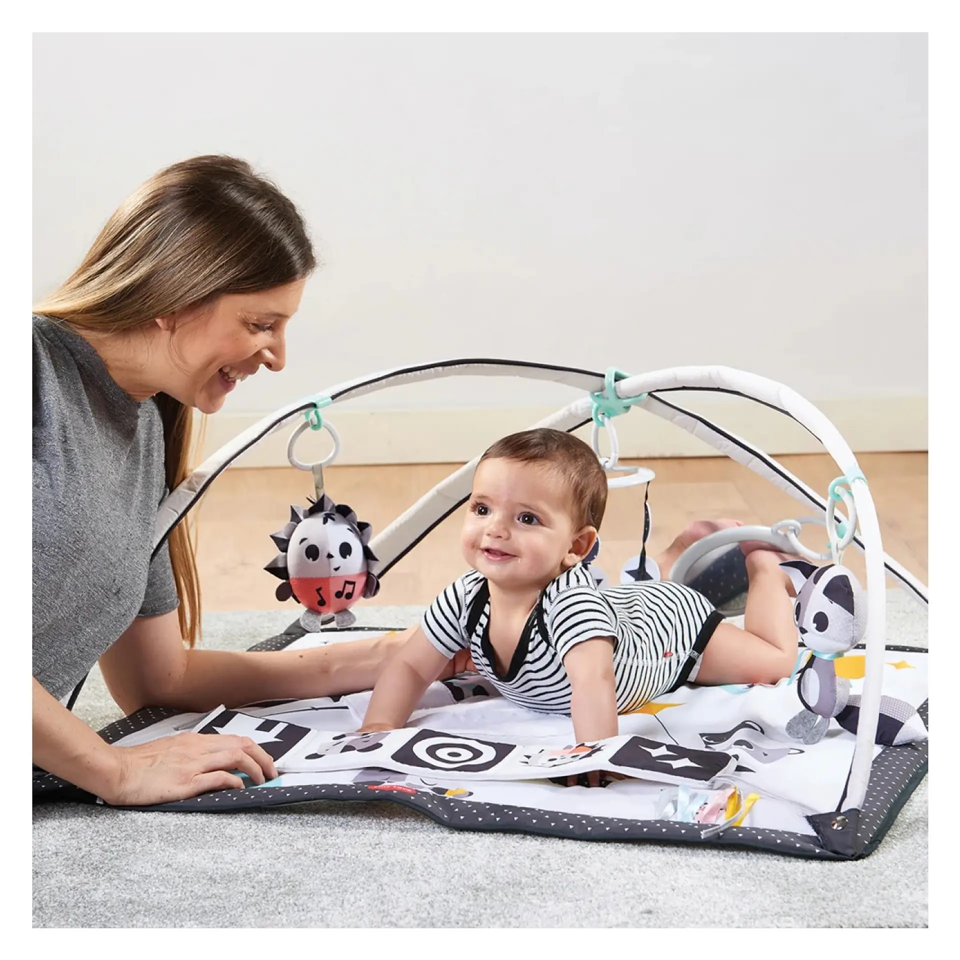 Gimnasio Magical Tales Blanco y Negro Tiny Love 0m+ 3