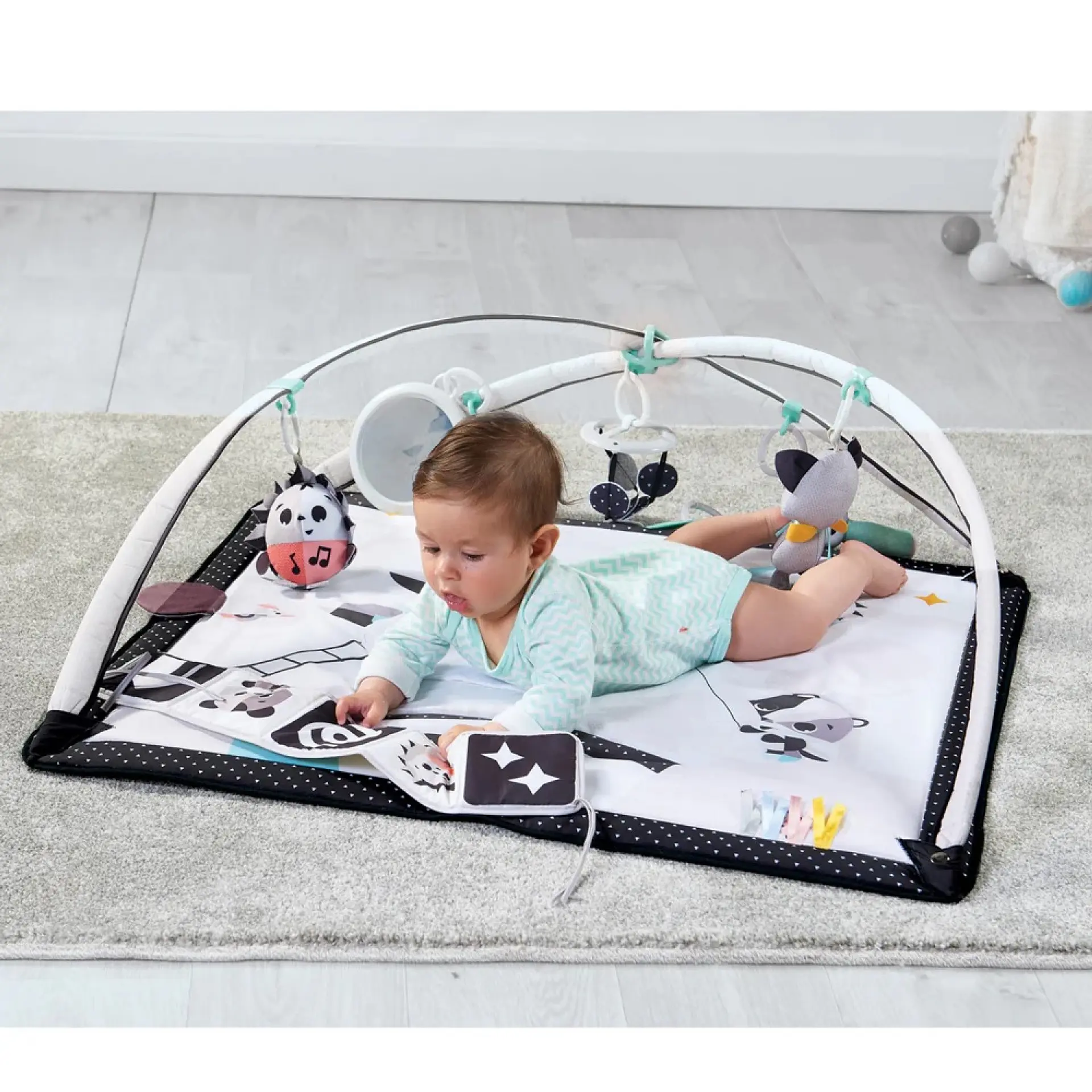 Gimnasio Magical Tales Blanco y Negro Tiny Love 0m+ 4