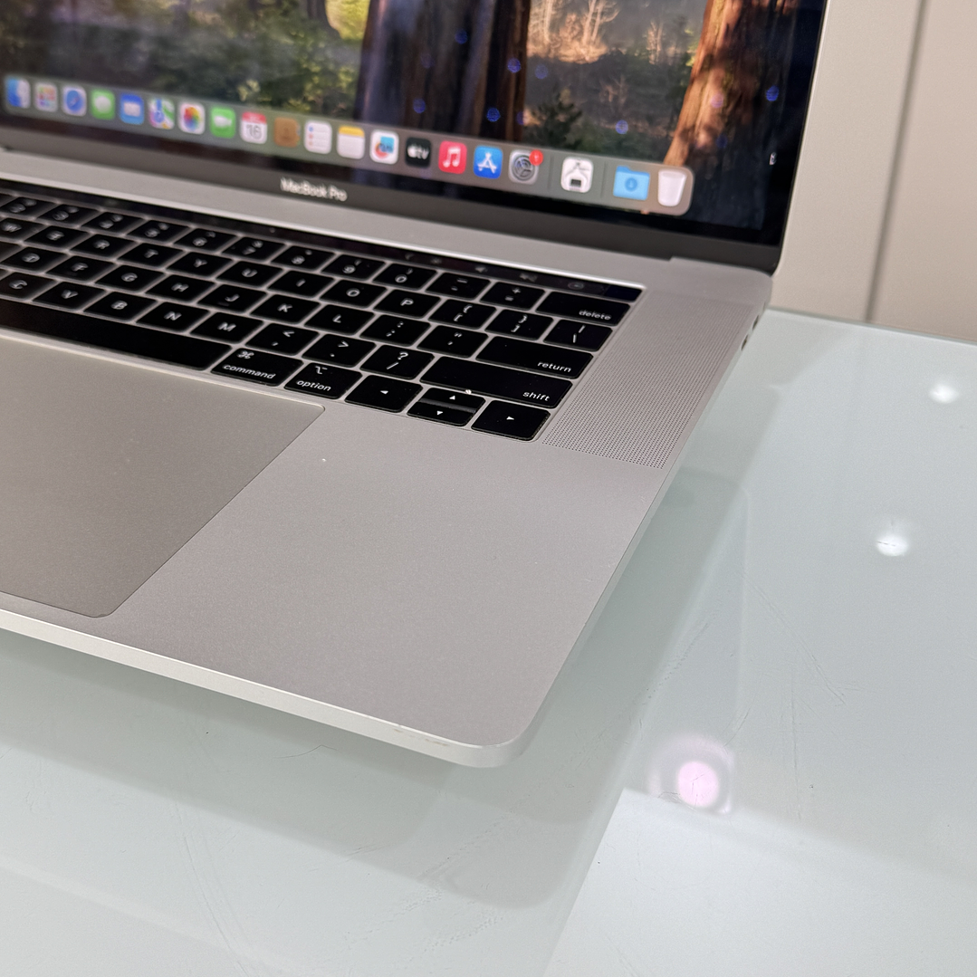 MacBook Pro 15'' (2019) i7 16GB RAM 500GB SSD 1