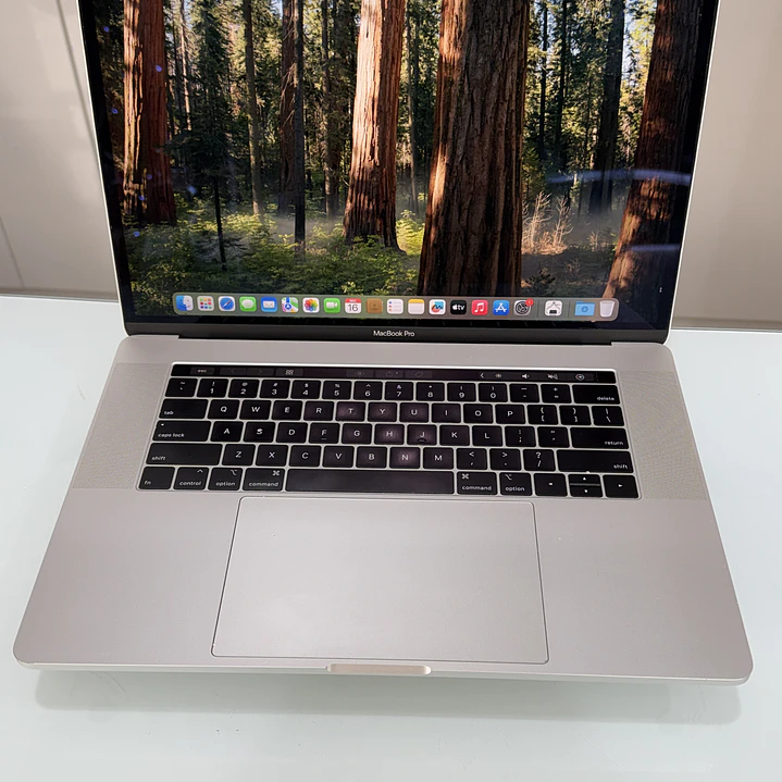 MacBook Pro 15'' (2016) i7 16GB RAM 256GB SSD 3