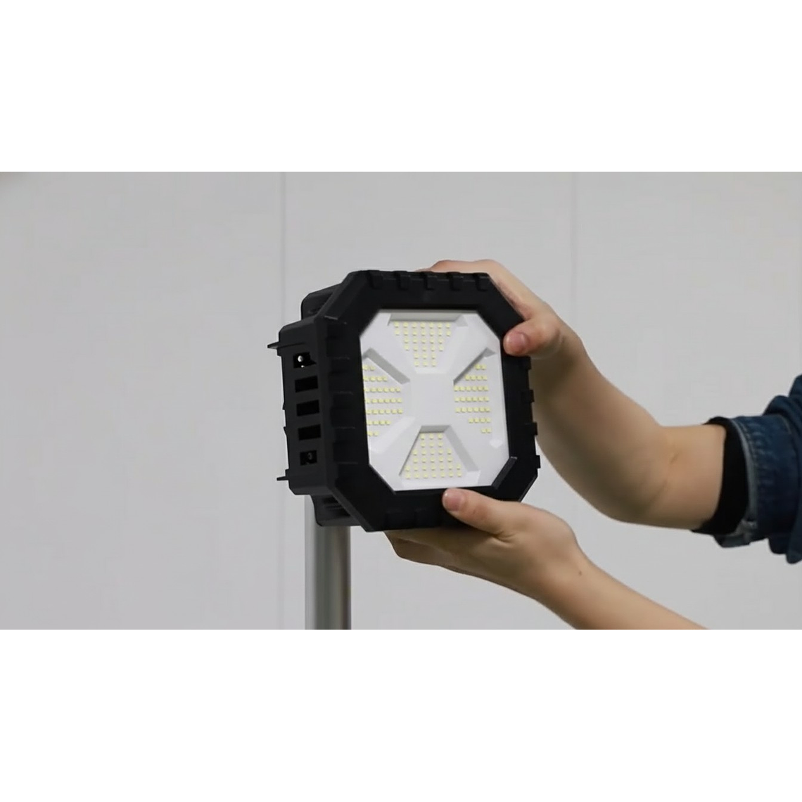 Torre de Iluminación LED Recargable 10.000 Lúmenes 8