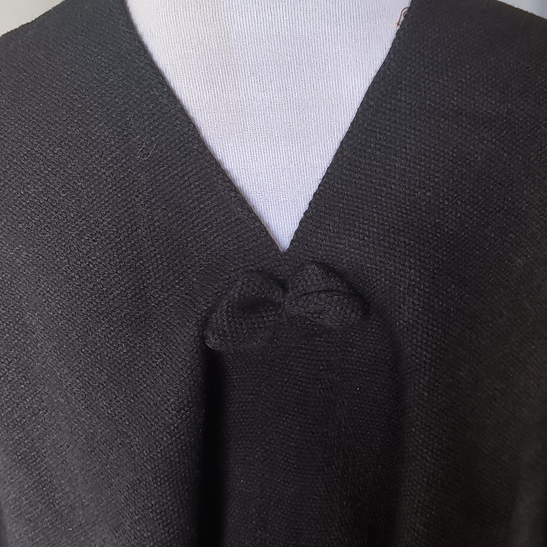 PONCHO DE LANA NEGRO 4