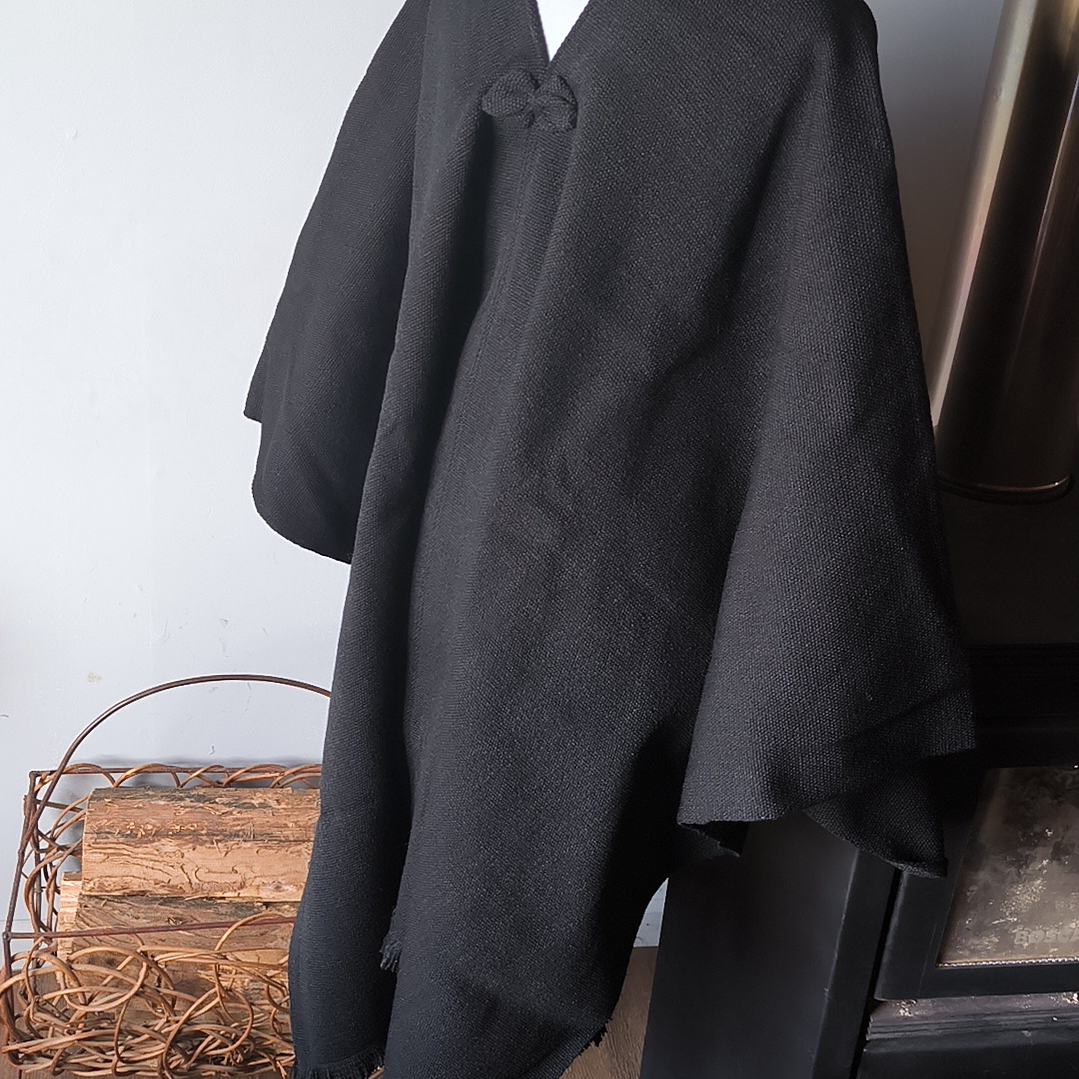 PONCHO DE LANA NEGRO 5