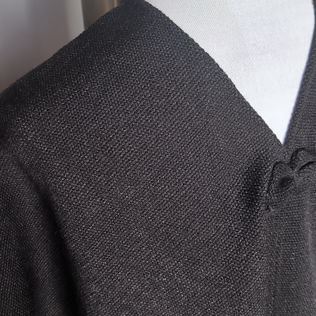 PONCHO DE LANA NEGRO 6