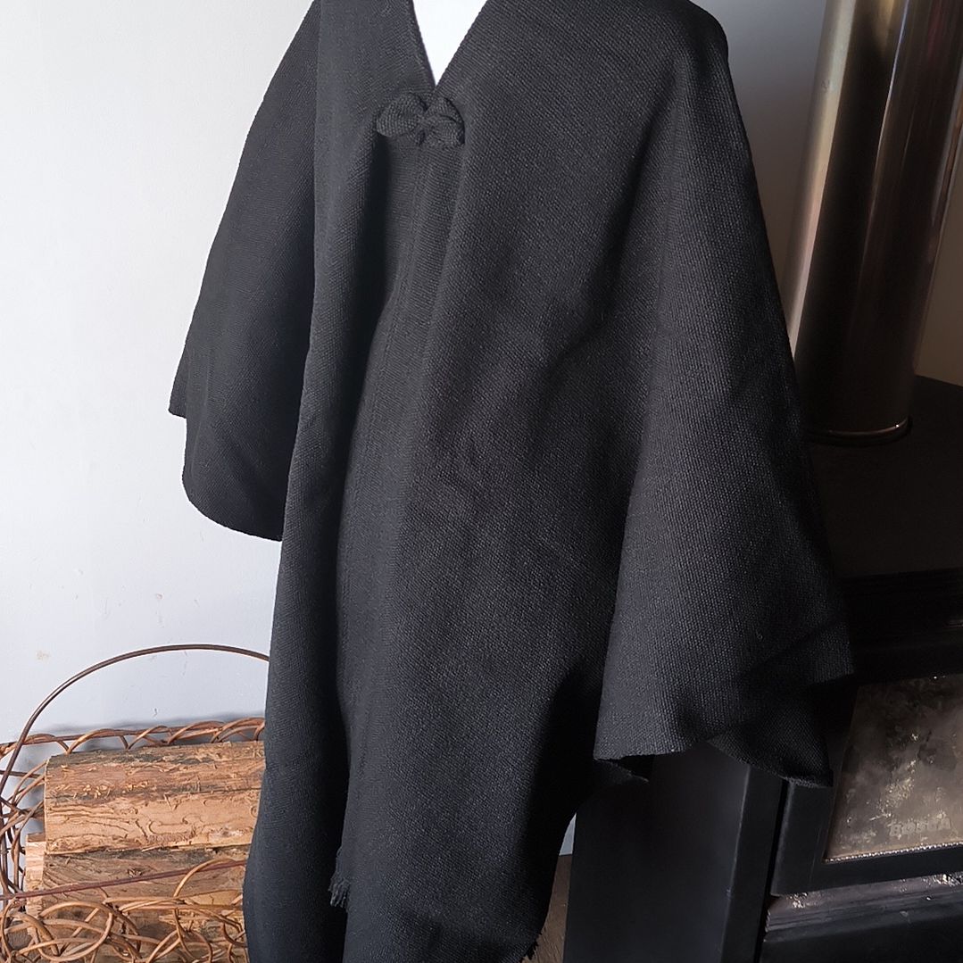 PONCHO DE LANA NEGRO 7