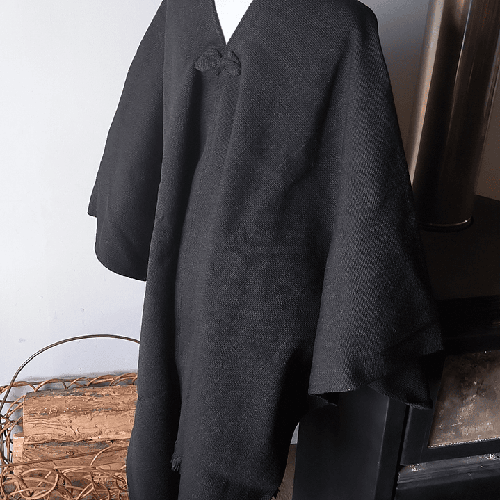 PONCHO DE LANA NEGRO 7