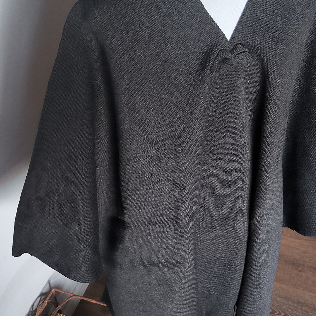 PONCHO DE LANA NEGRO 8
