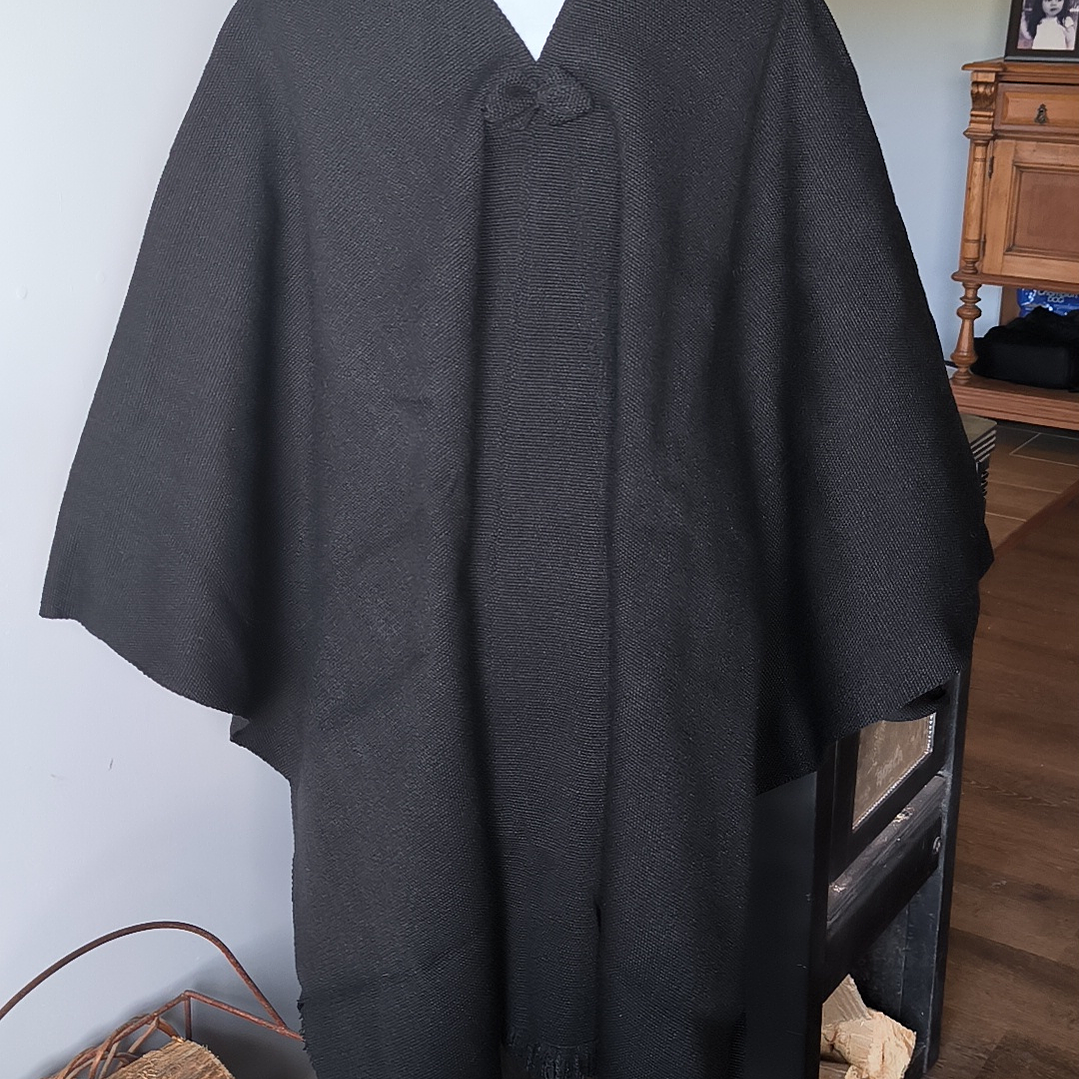 PONCHO DE LANA NEGRO 3