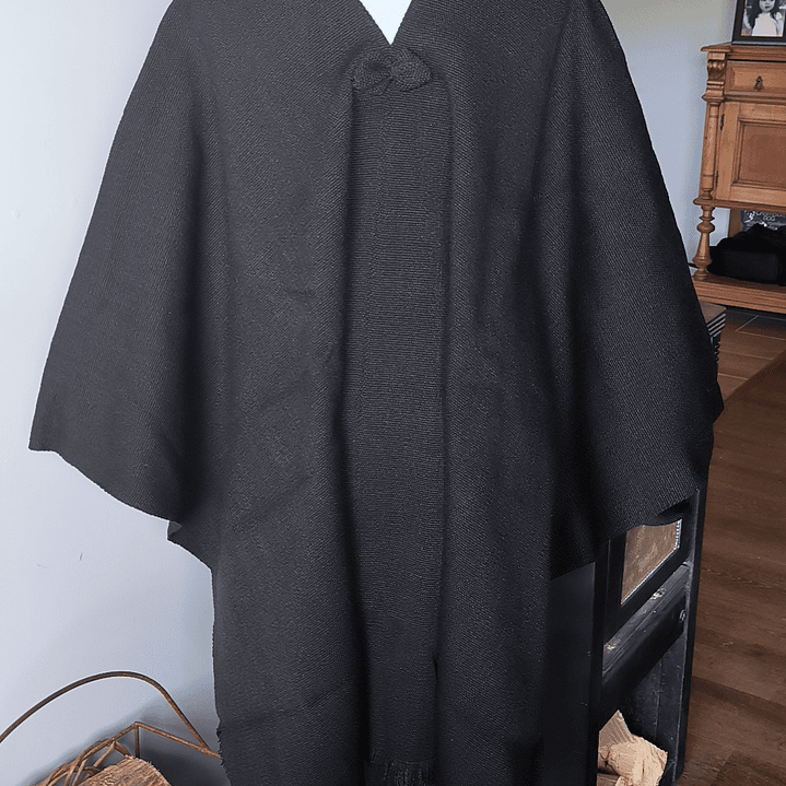 PONCHO DE LANA NEGRO 3