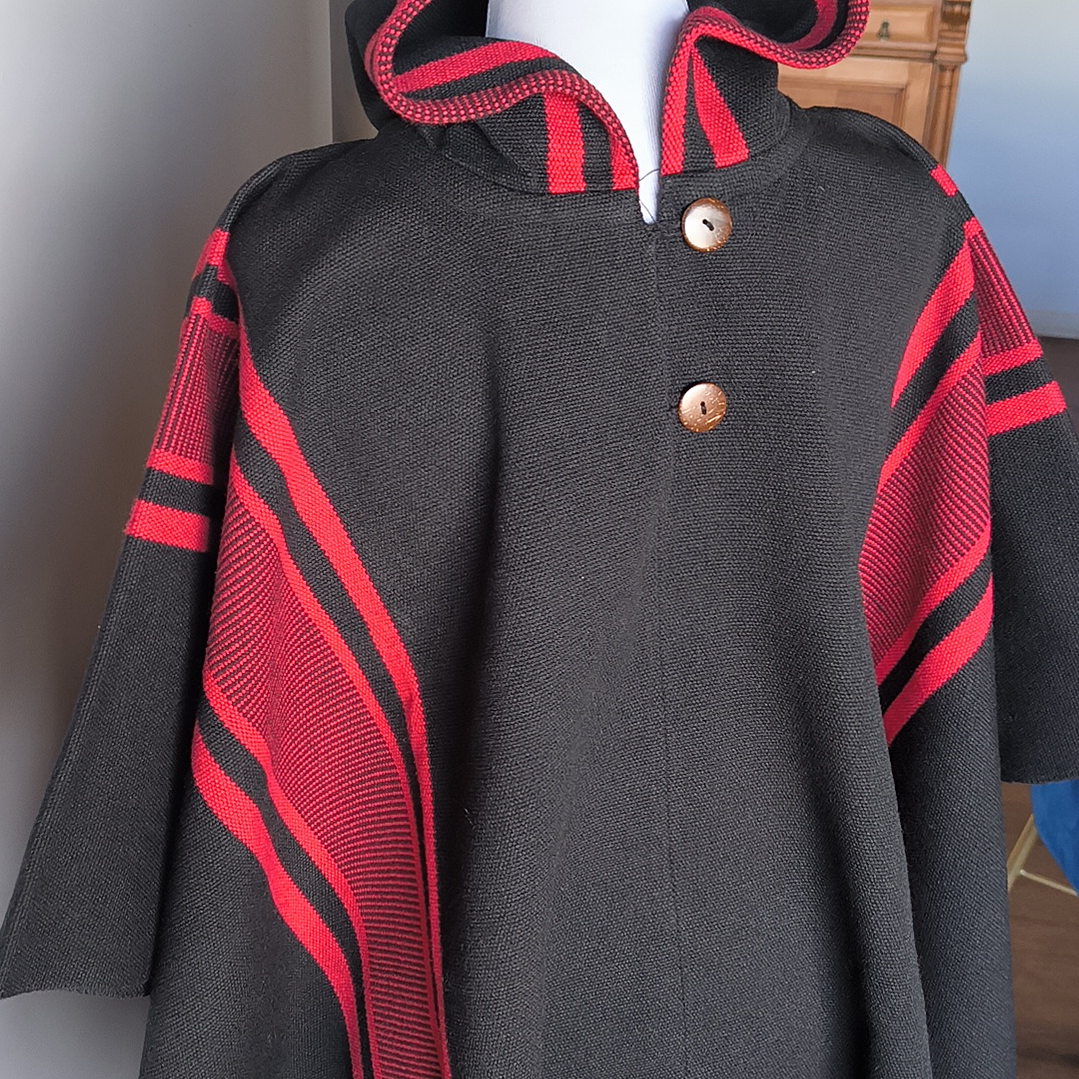 PONCHO ROJO Y NEGRO ADULTO  4