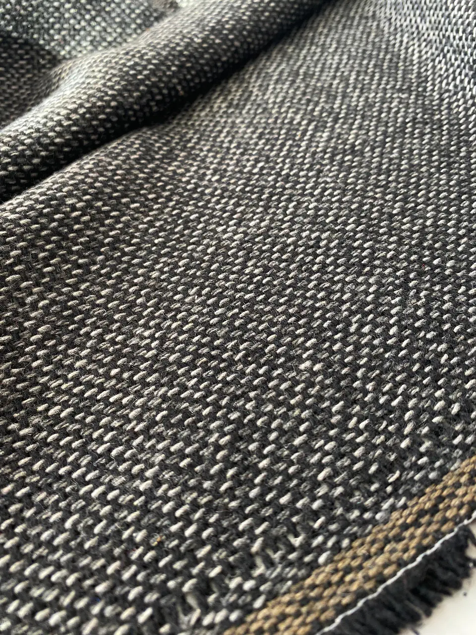 Lana Jaspeada Blanco y Negro 2