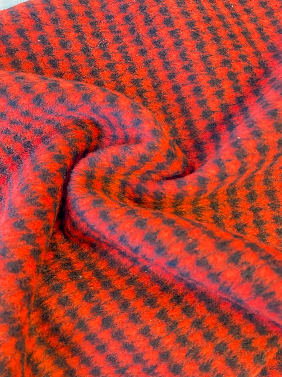 Lana Cuadros Rojo y Negro 2