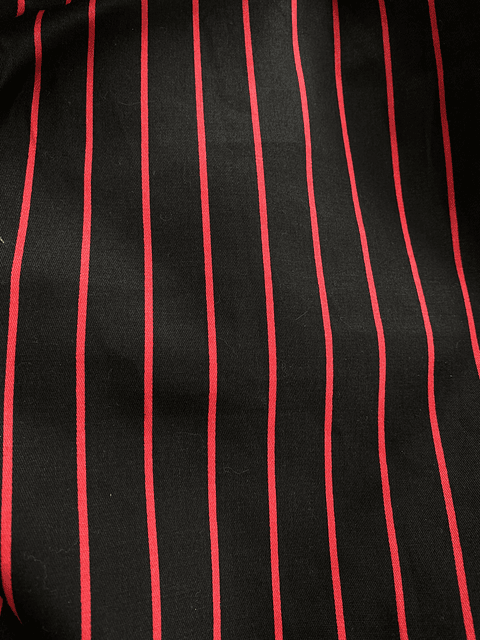 Gabardina negra con líneas rojas 