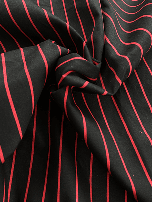 Gabardina negra con líneas rojas 