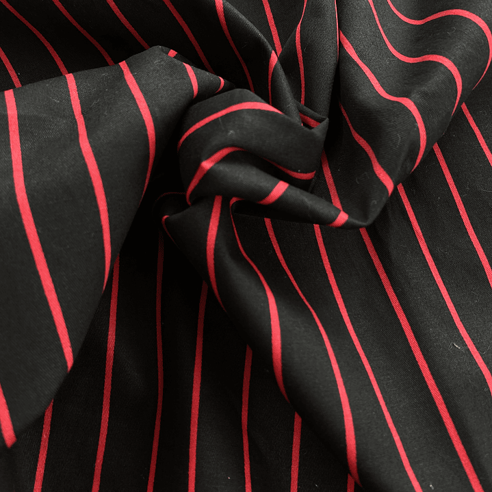 Gabardina negra con líneas rojas  2