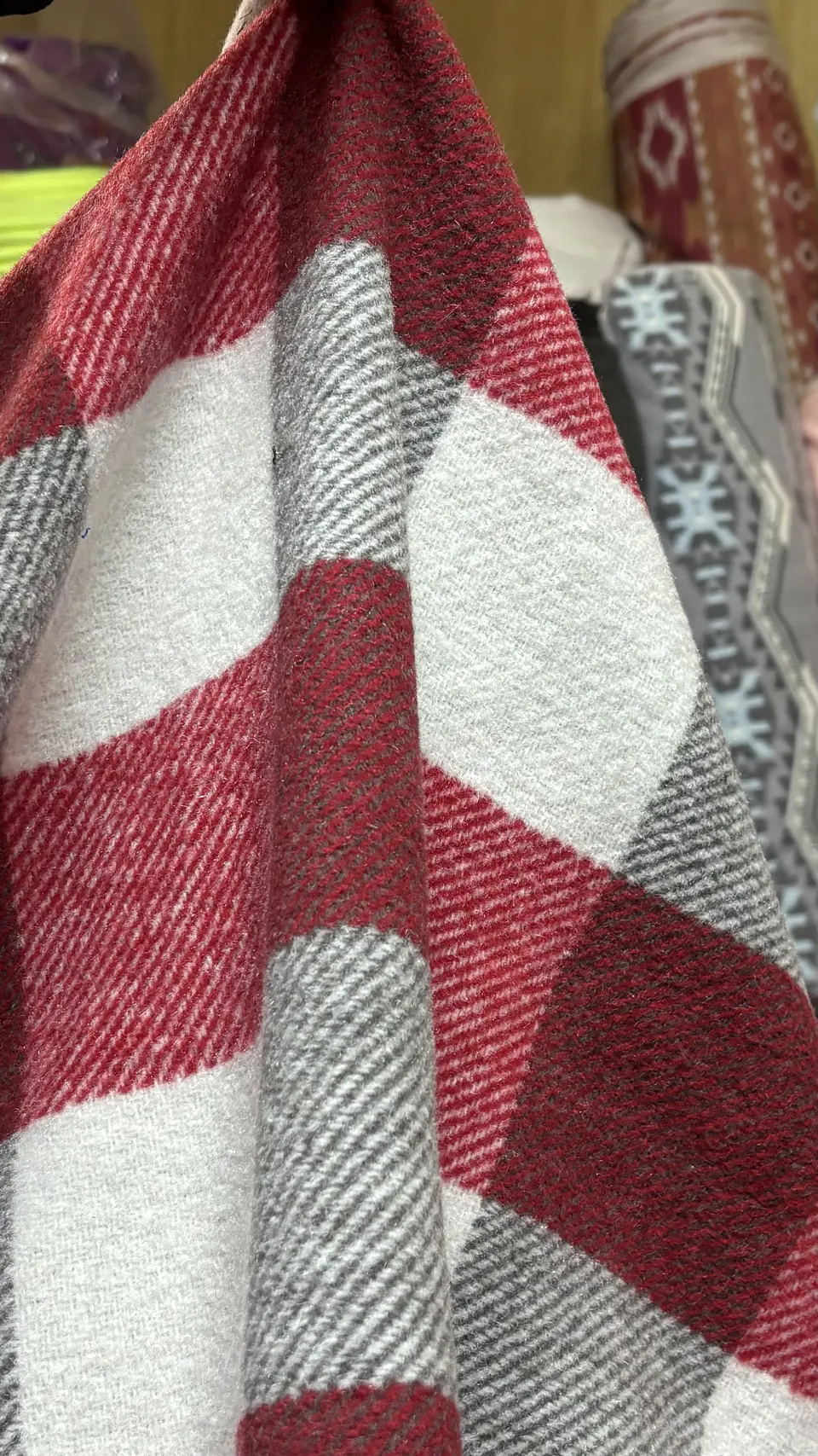 Lana cuadro plomo y rojo  3
