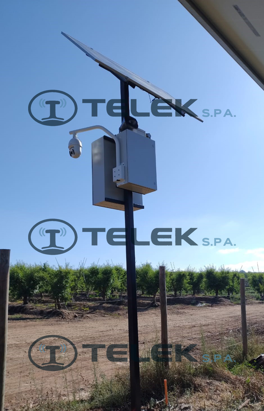 Poste solar autónomo para cámaras de seguridad en parcelas campos y sectores remotos TELEK
