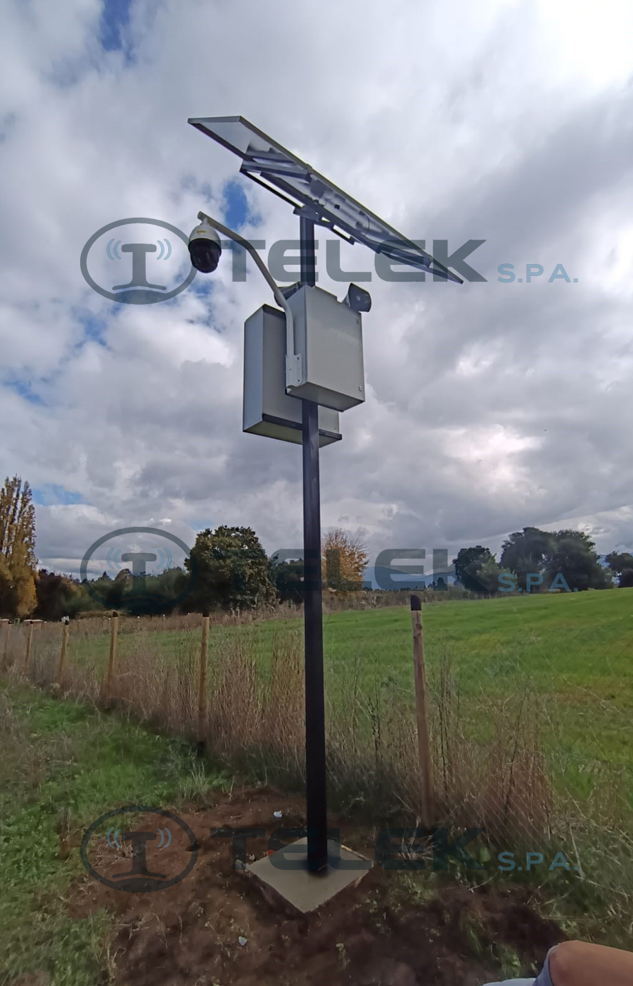 Torre CCTV solar autónoma para vigilancia de accesos y perímetros TELEK