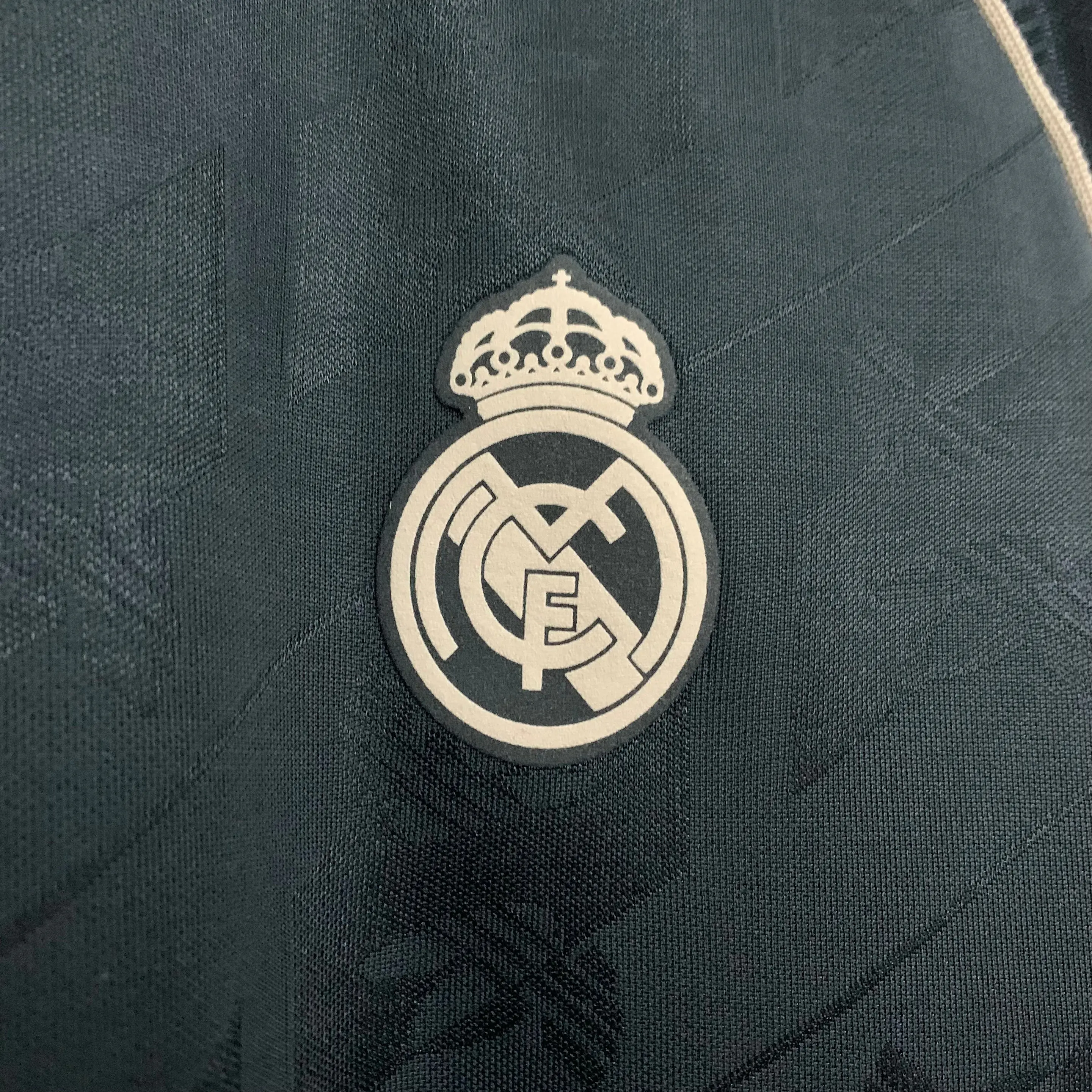 Equipación retro del Real Madrid 2024 2