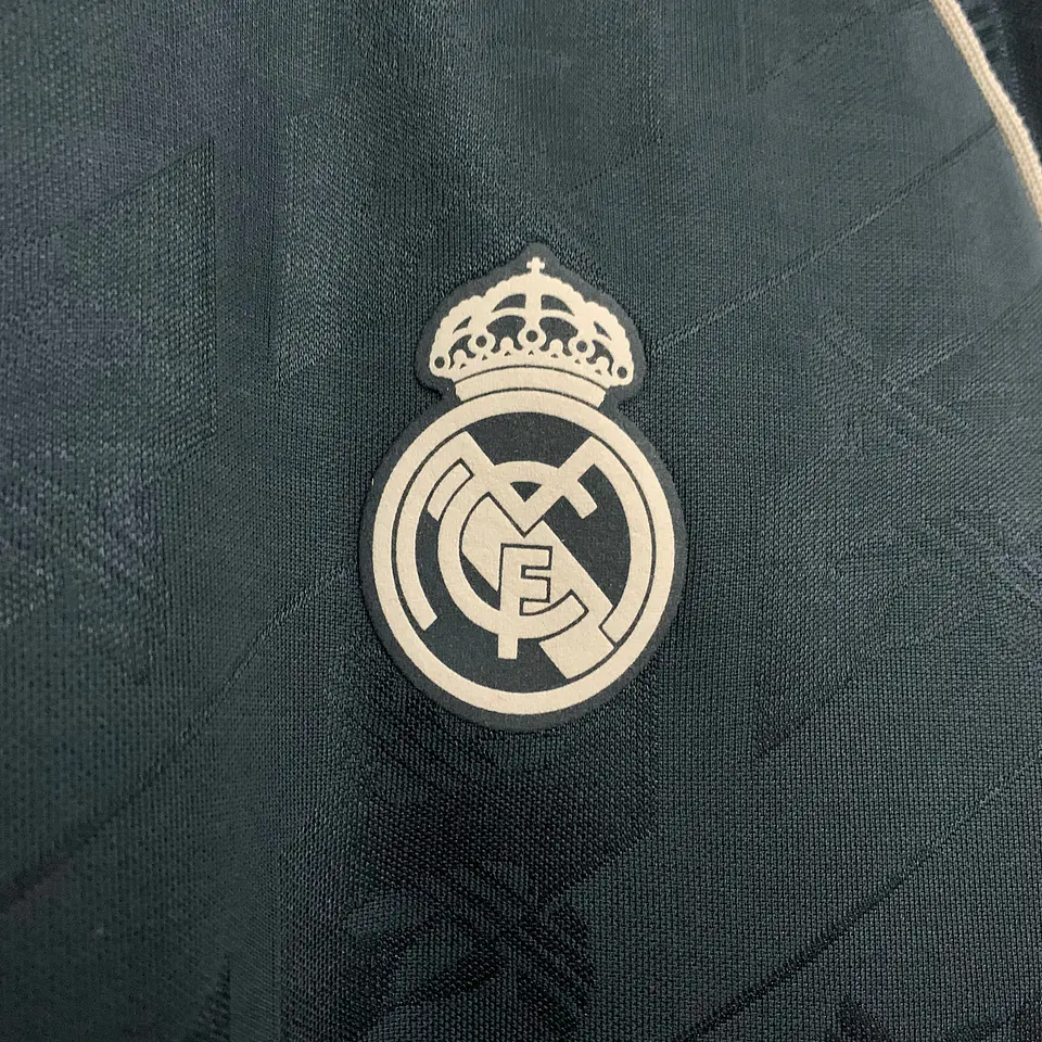 Equipación retro del Real Madrid 2024 2