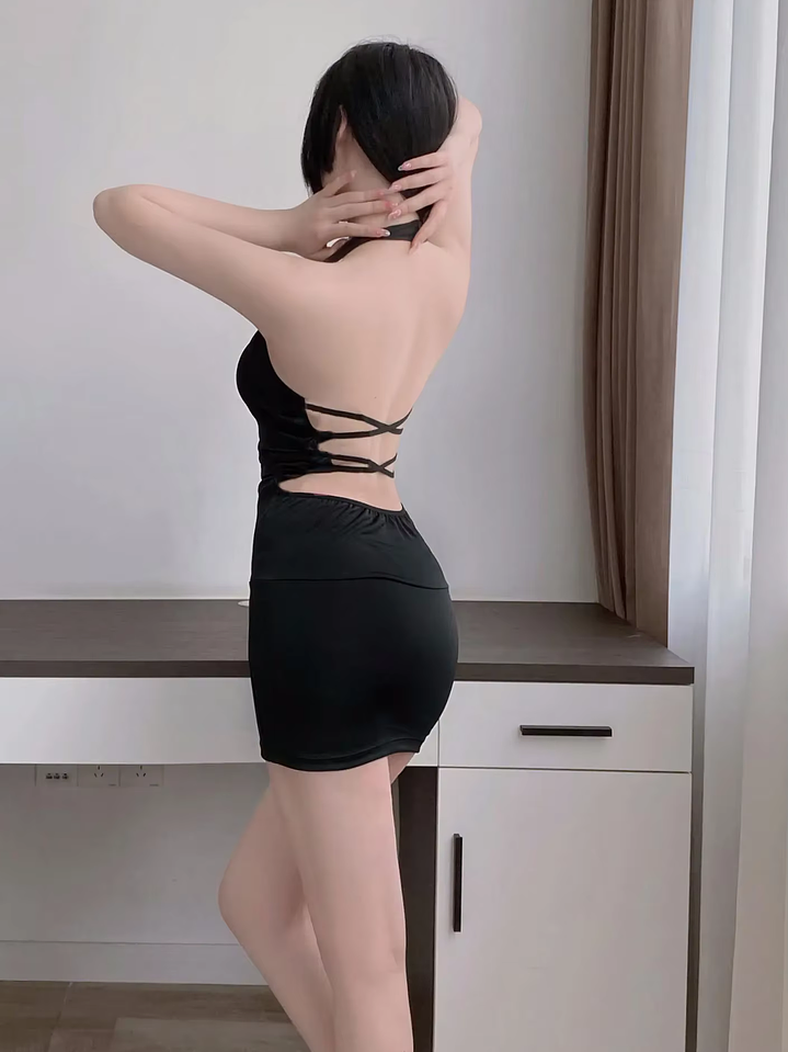 Vestido Negro escotado con tiras en la espalda- Coqueta Noir  4