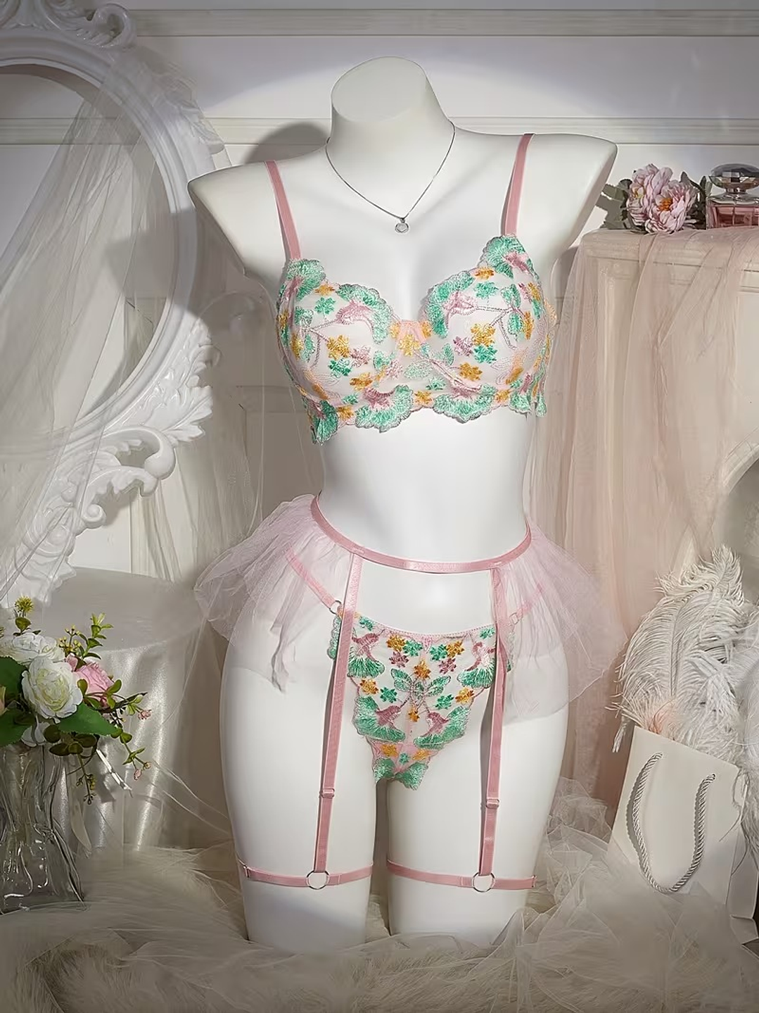 LUCERO Conjunto de Encaje Floral pastel con portaliga 1