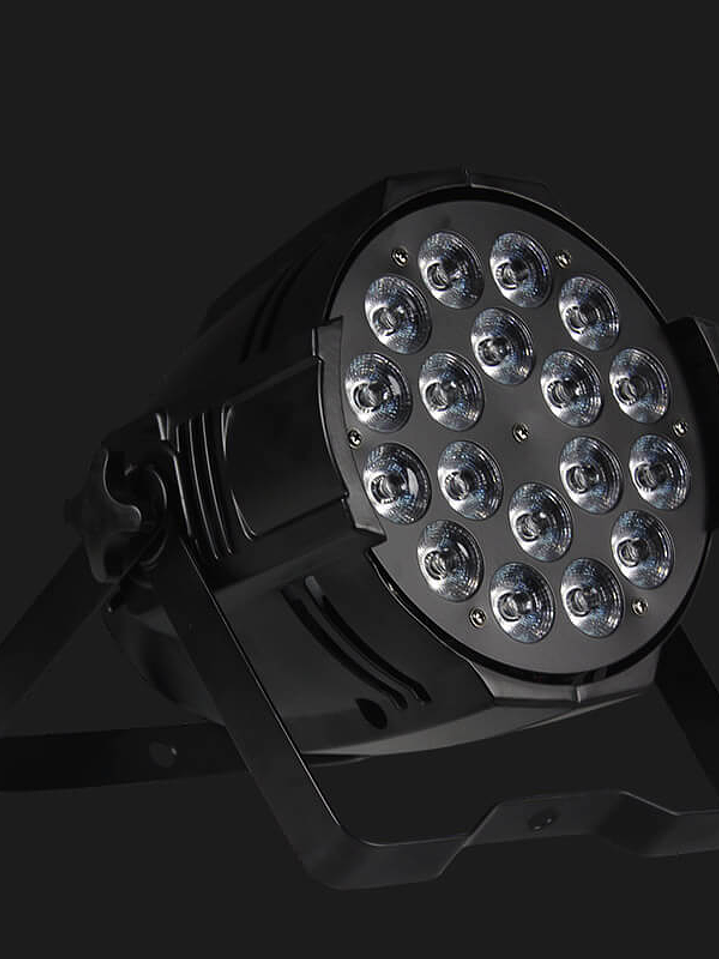 Foco con una potencia de 200W.  4 en 1 par light, 1670 K colores, diseño portátil y duradero.                            3