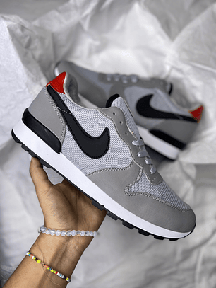 Nike gris atrás negro