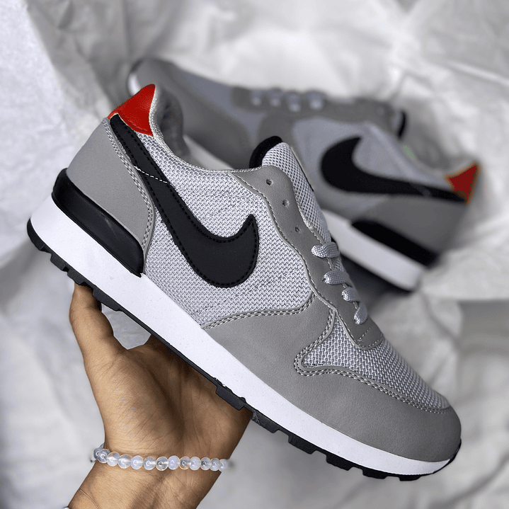 Nike gris atrás negro 1