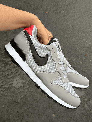 Nike gris atrás negro